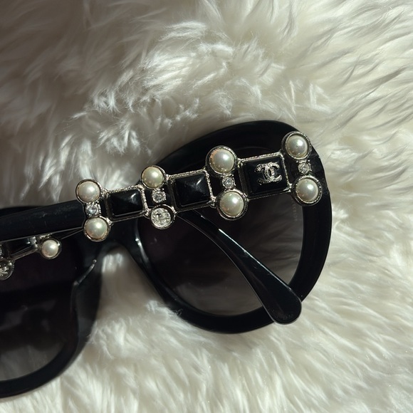 *USED CHANEL limited edition Pearl Crystal Bijoux Polarized Sunglasses Black - Picture 10 of 10